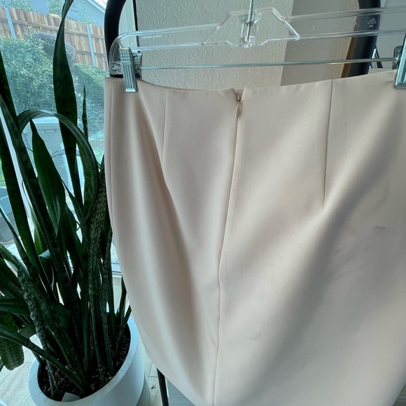 Light blush pink pencil skirt with side front slit - Picture 4 of 5